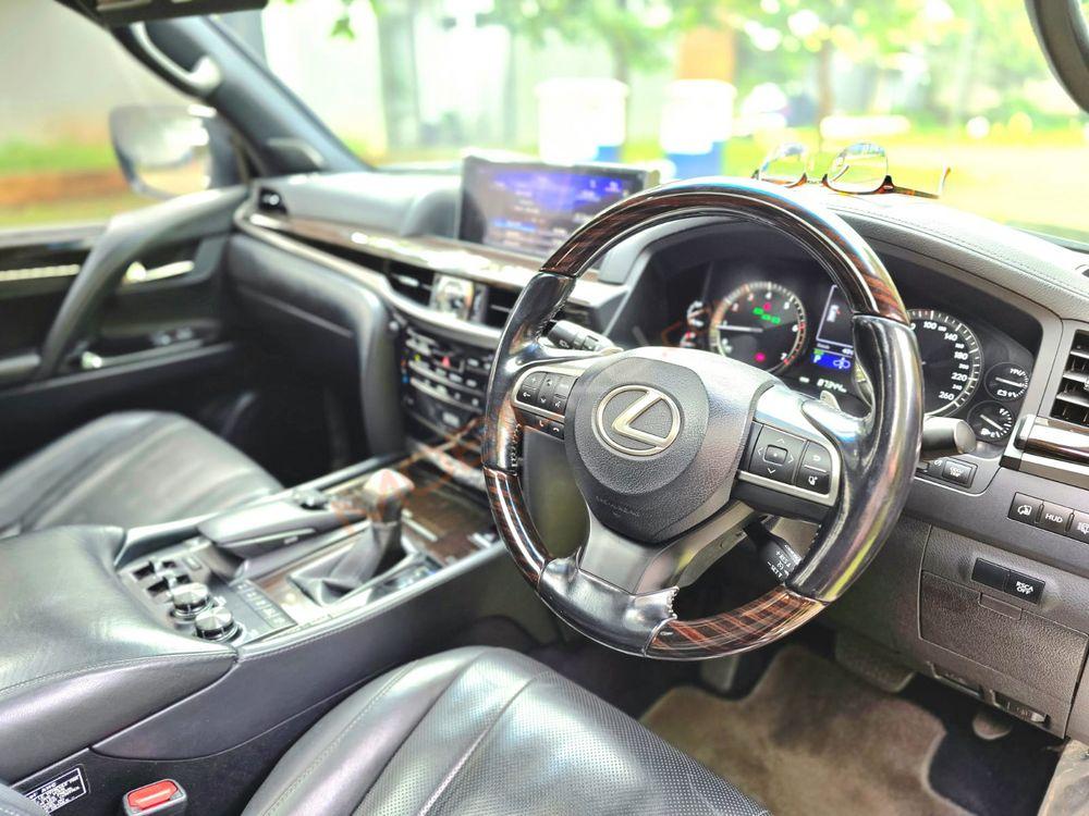 Mobil Lexus LX 2018