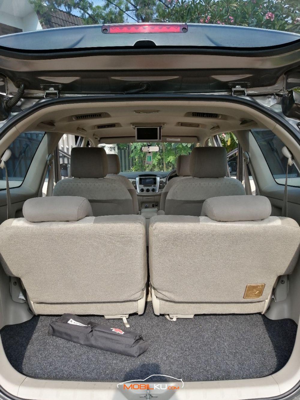 Mobil Toyota Kijang Innova 2013