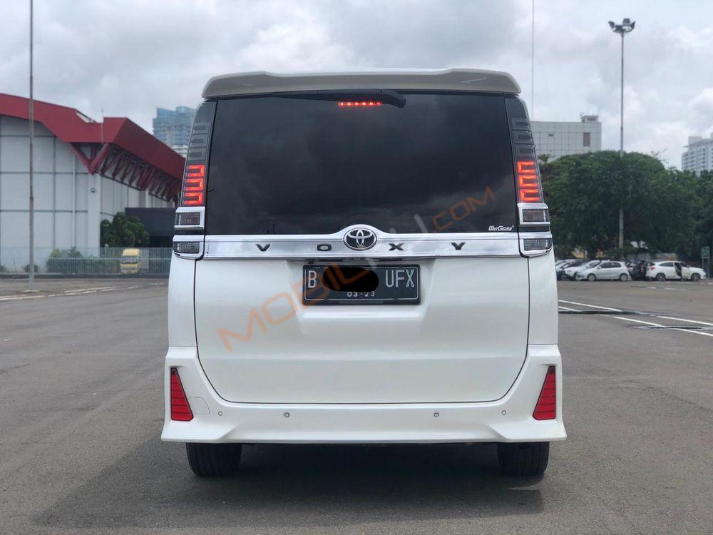 Mobil Toyota Voxy 2018