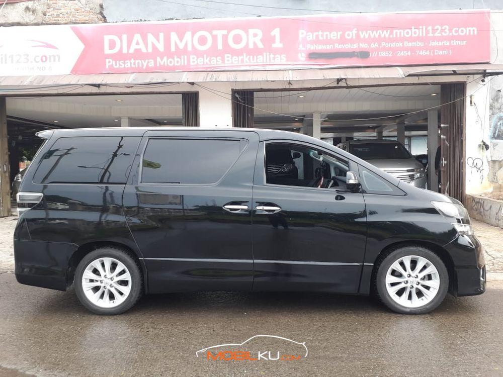 Mobil Toyota Vellfire 2009