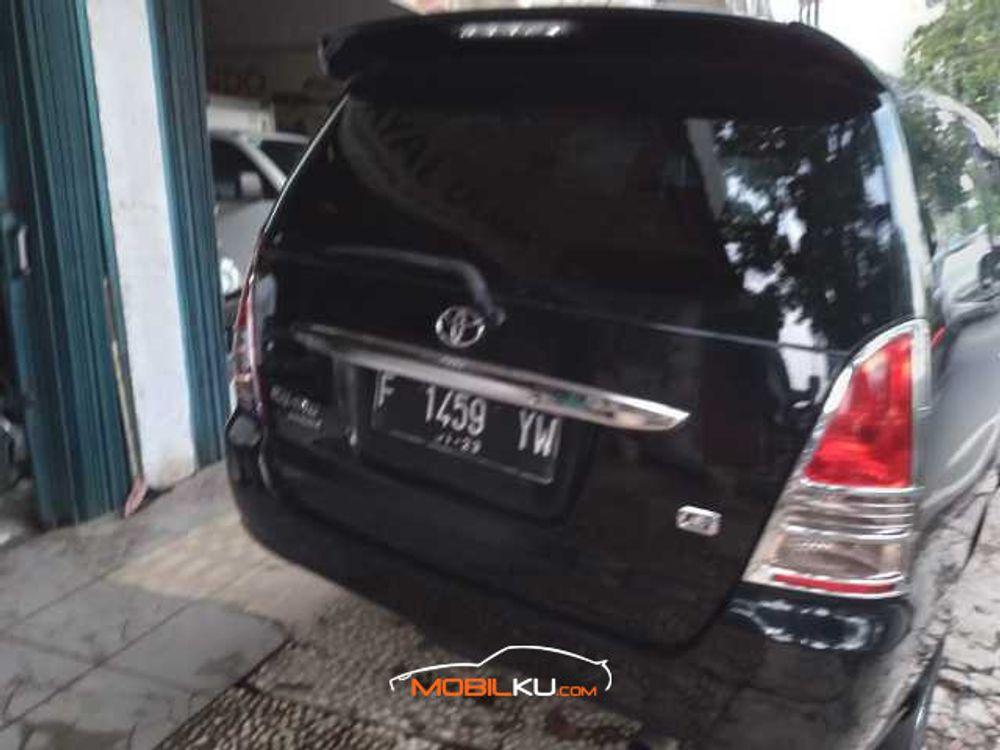 Mobil Toyota Kijang Innova 2006