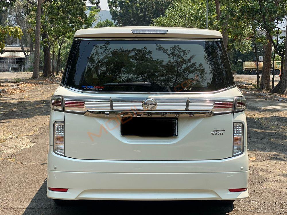 Mobil Nissan Elgrand 2014