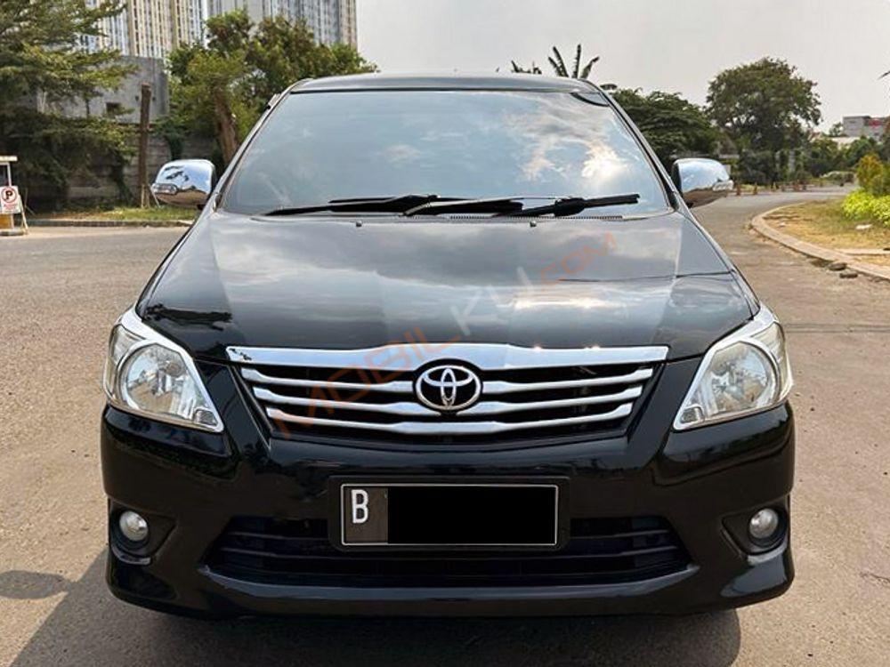 Mobil Toyota Kijang Innova 2012