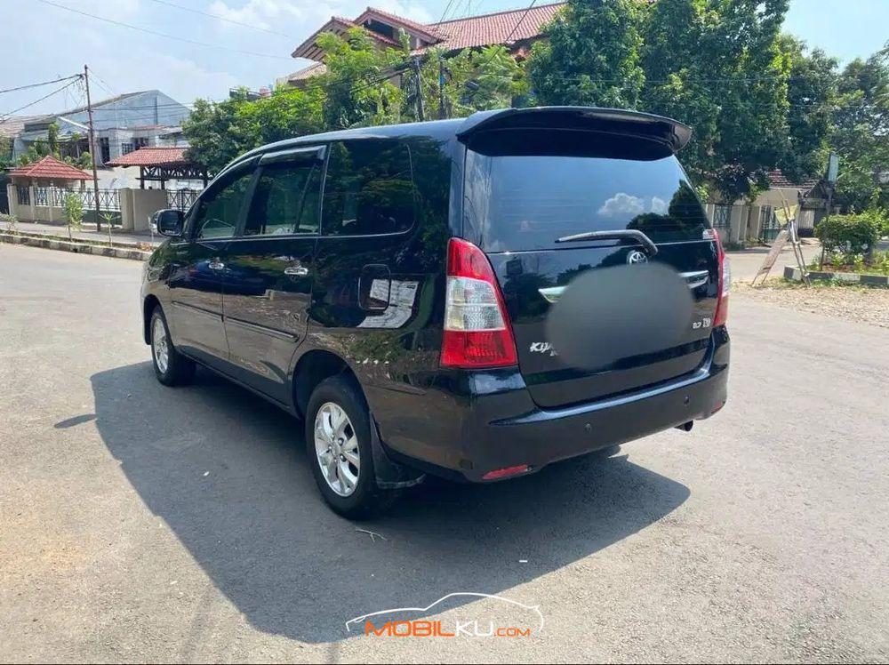 Mobil Toyota Kijang Innova 2005