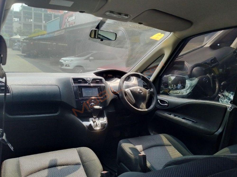 Mobil Nissan Serena 2013