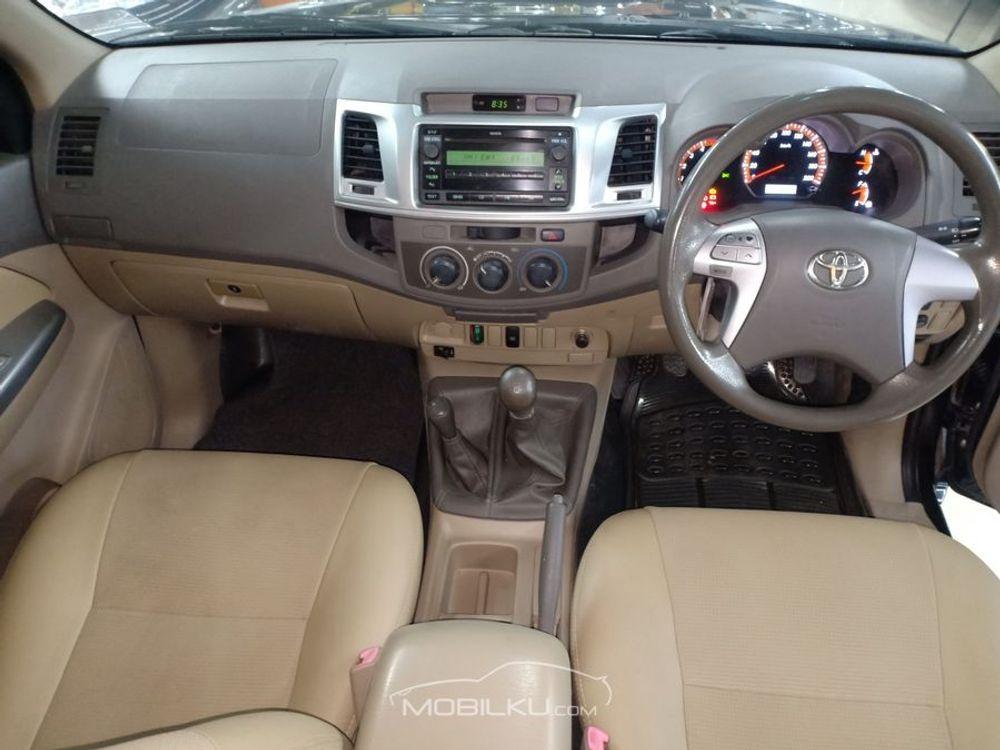 Mobil Toyota Hilux 2013