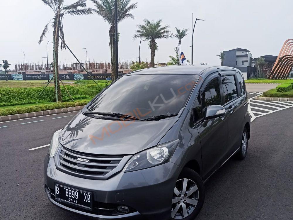 Mobil Honda Freed 2011
