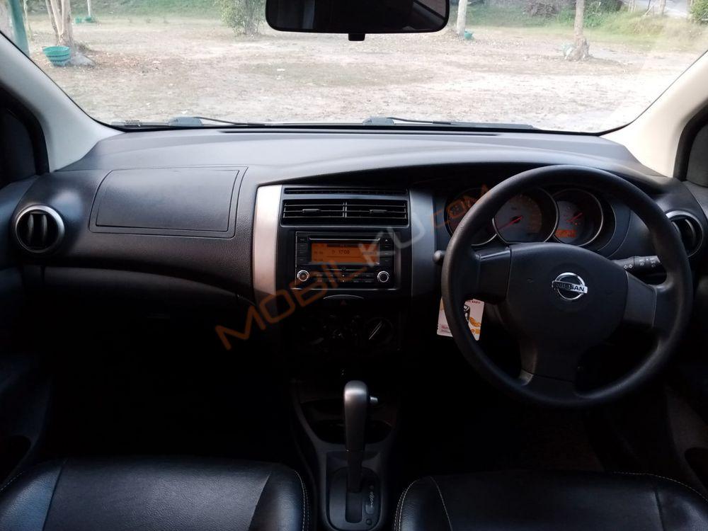 Mobil Nissan Livina 2012
