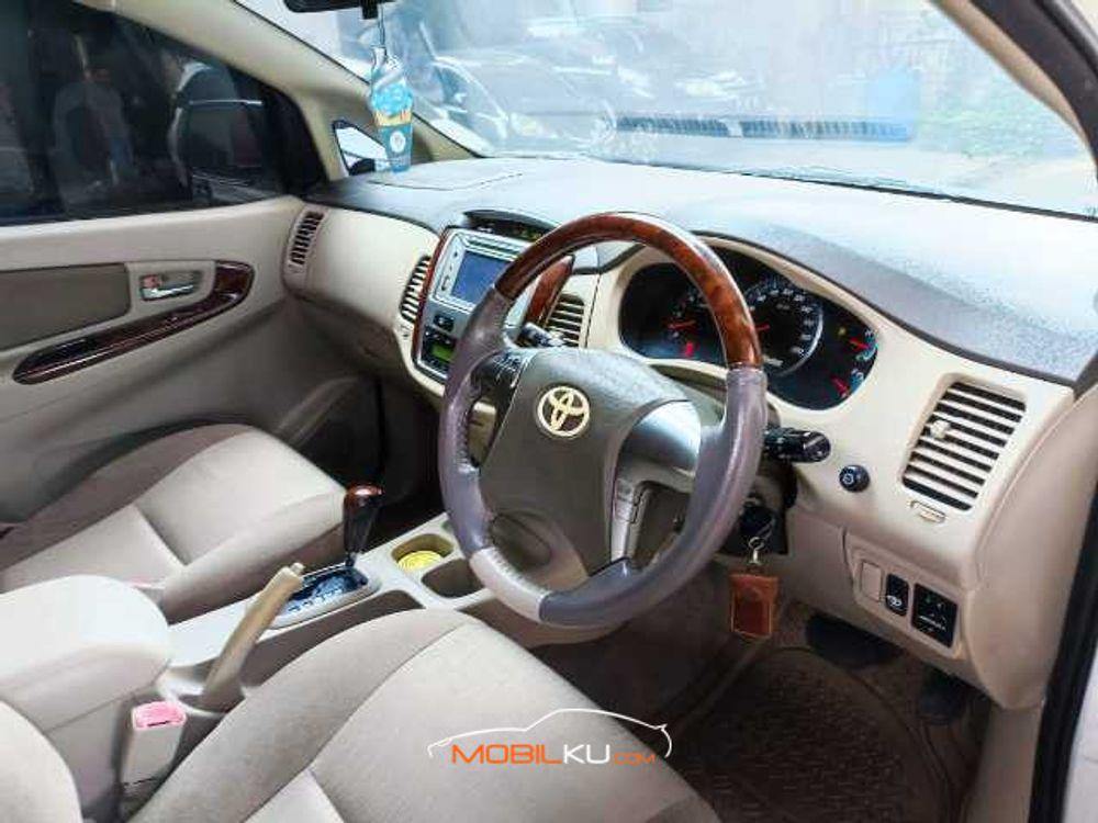 Mobil Toyota Kijang Innova 2013