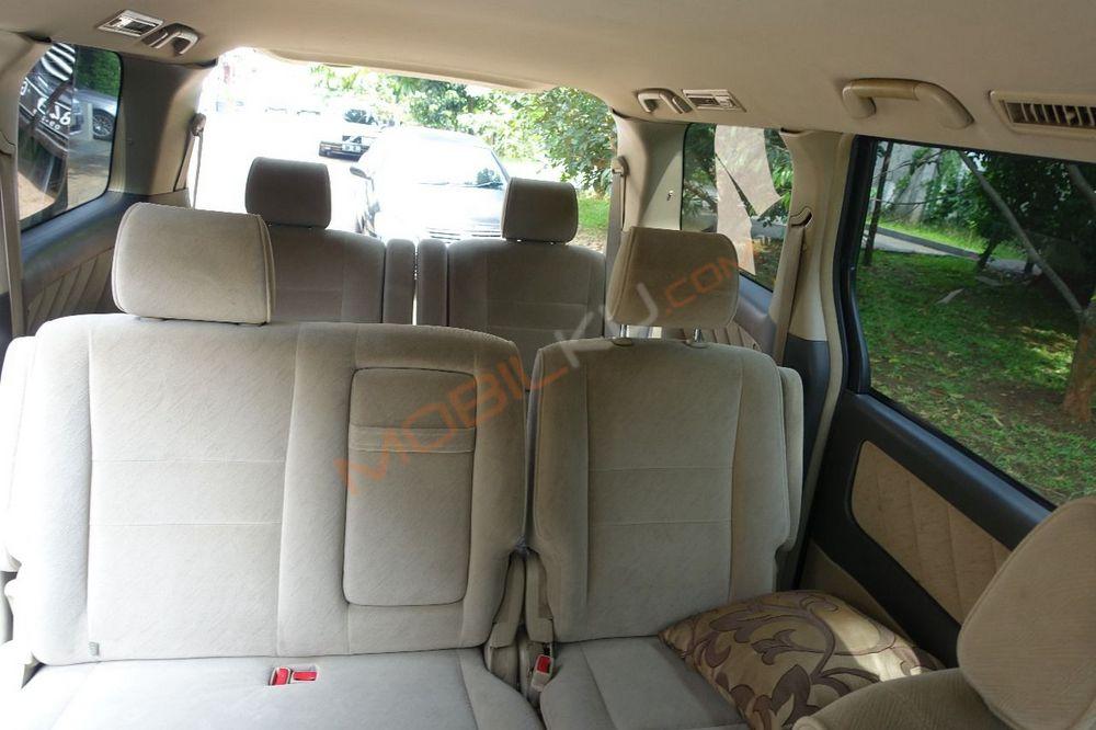 Mobil Toyota Alphard 2005