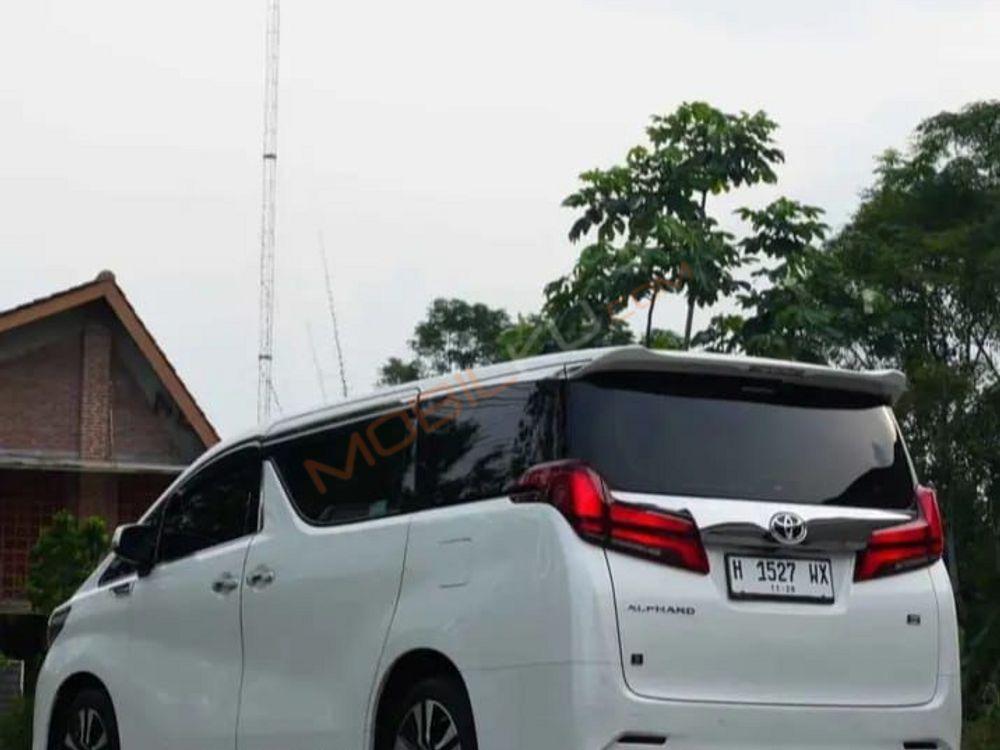 Mobil Toyota Alphard 2021