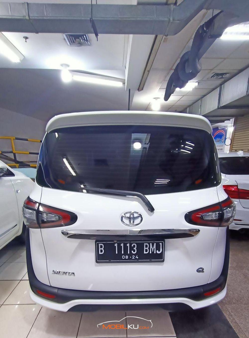 Mobil Toyota Sienta 2019
