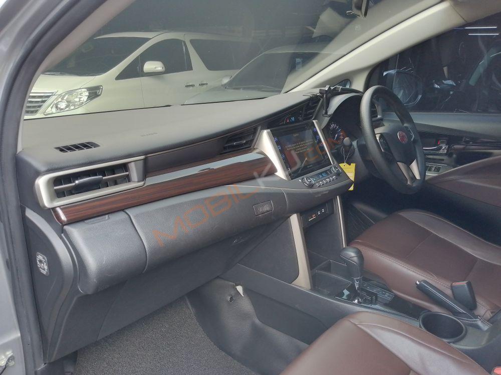 Mobil Toyota Kijang Innova 2016