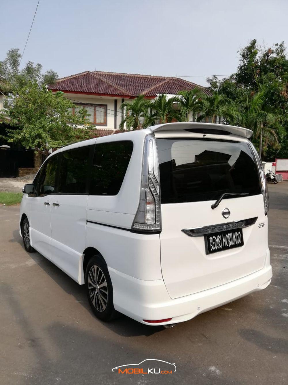 Mobil Nissan Serena 2016