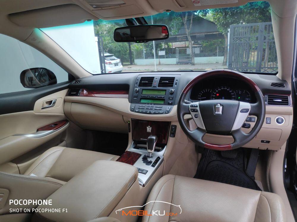 Mobil Toyota Crown 2010