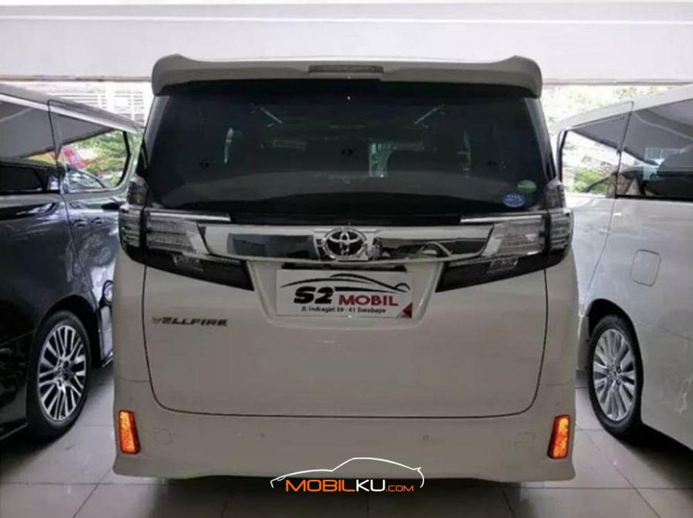 Mobil Toyota Vellfire 2016