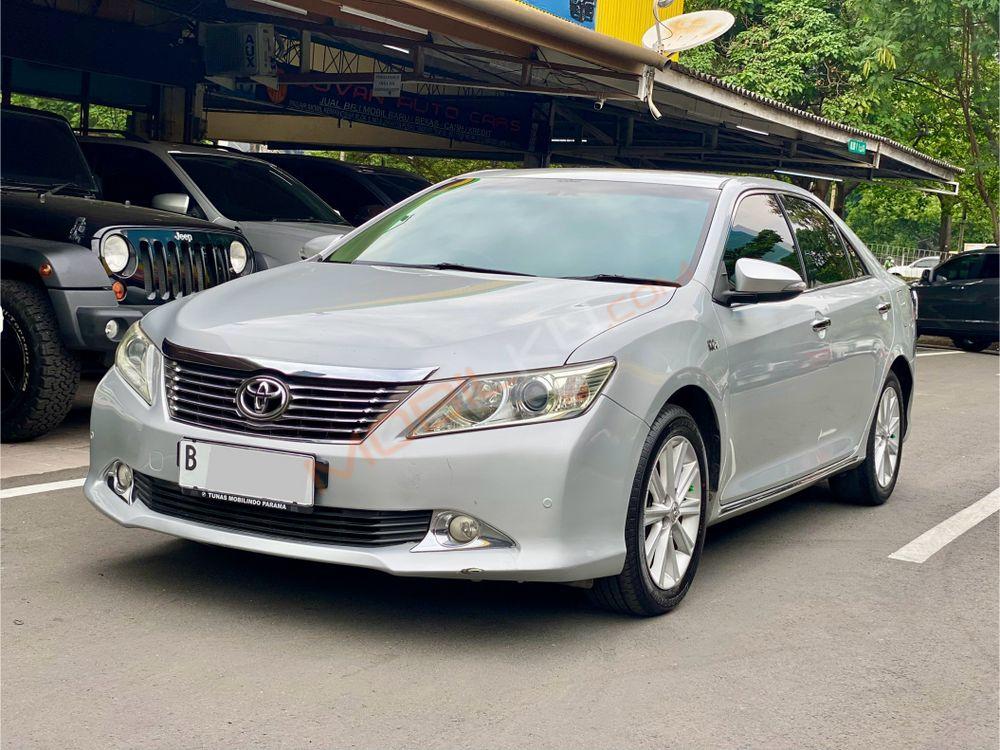 Mobil Toyota Camry 2013