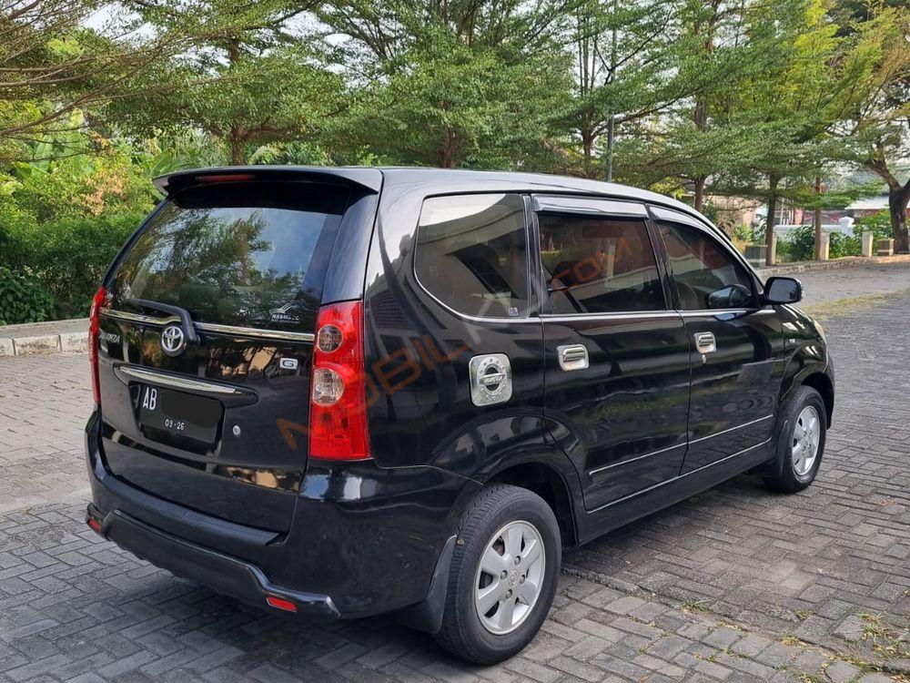 Mobil Toyota Avanza 2011