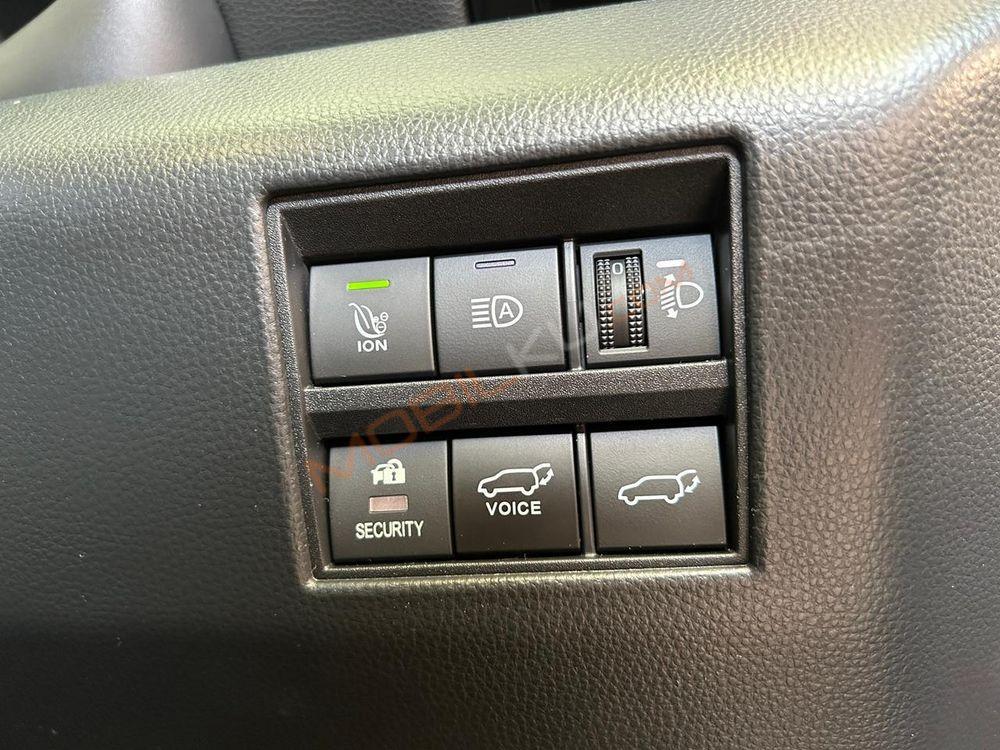 Mobil Toyota Kijang Innova Zenix 2023