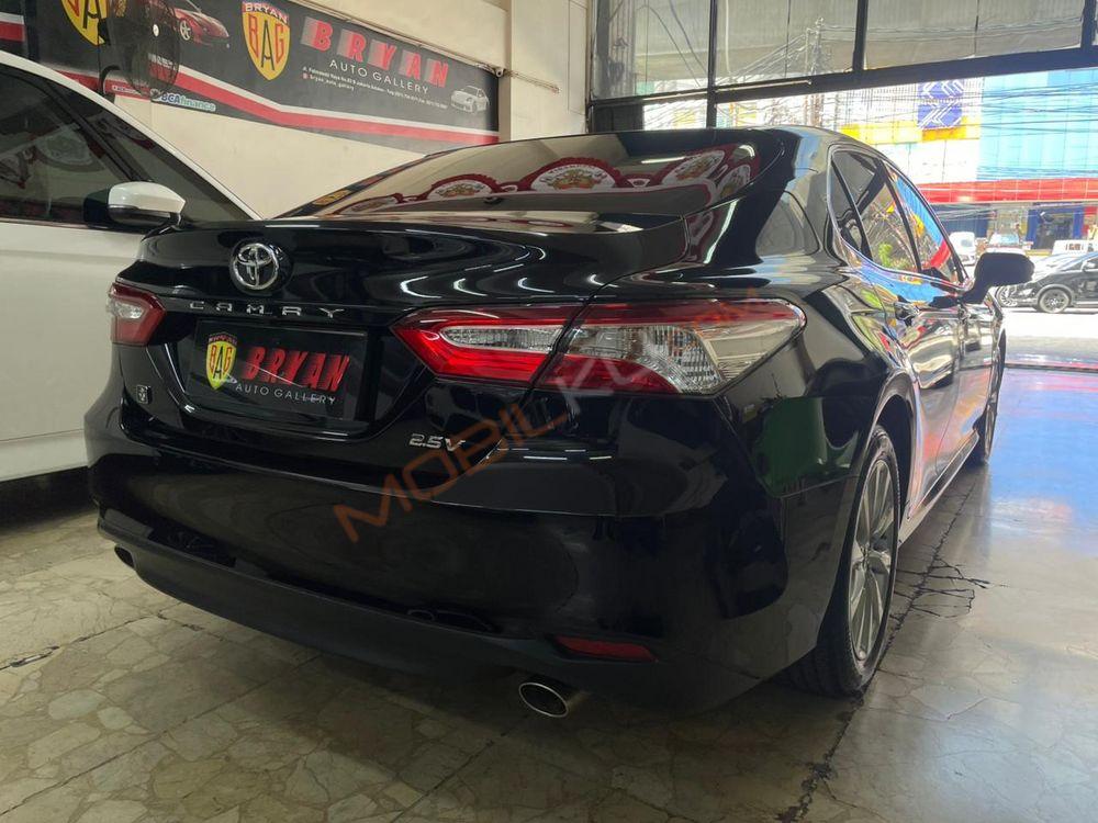 Mobil Toyota Camry 2021