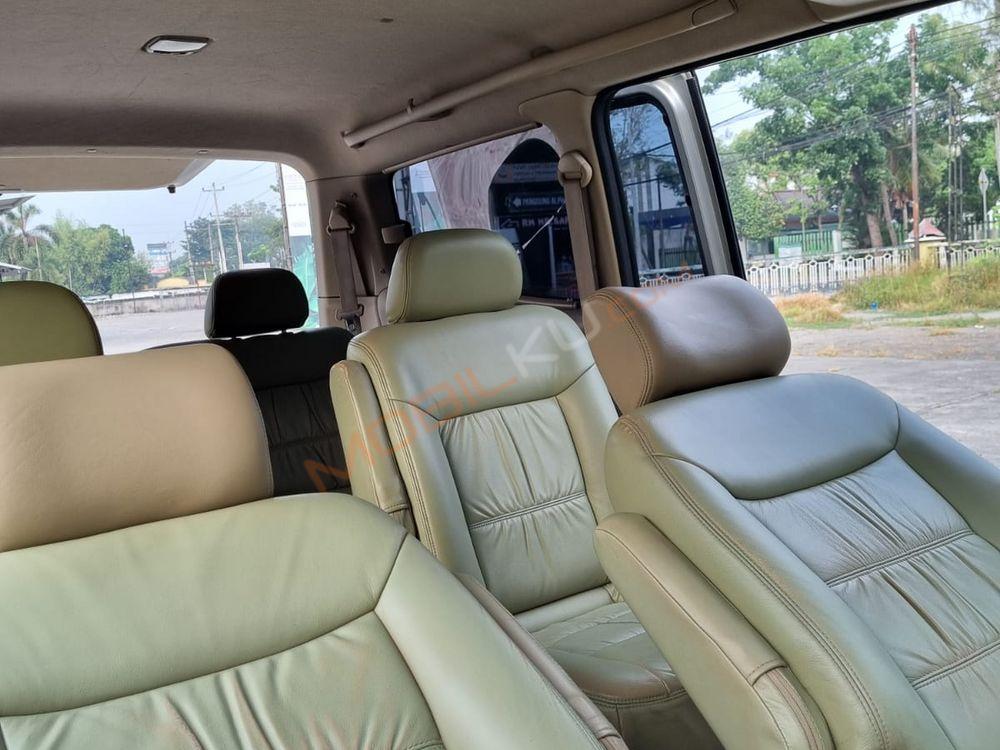 Mobil Nissan Serena 2011