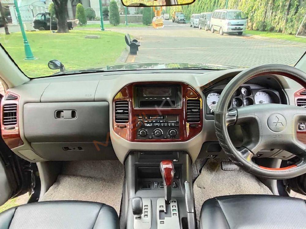 Mobil Mitsubishi Pajero 2005