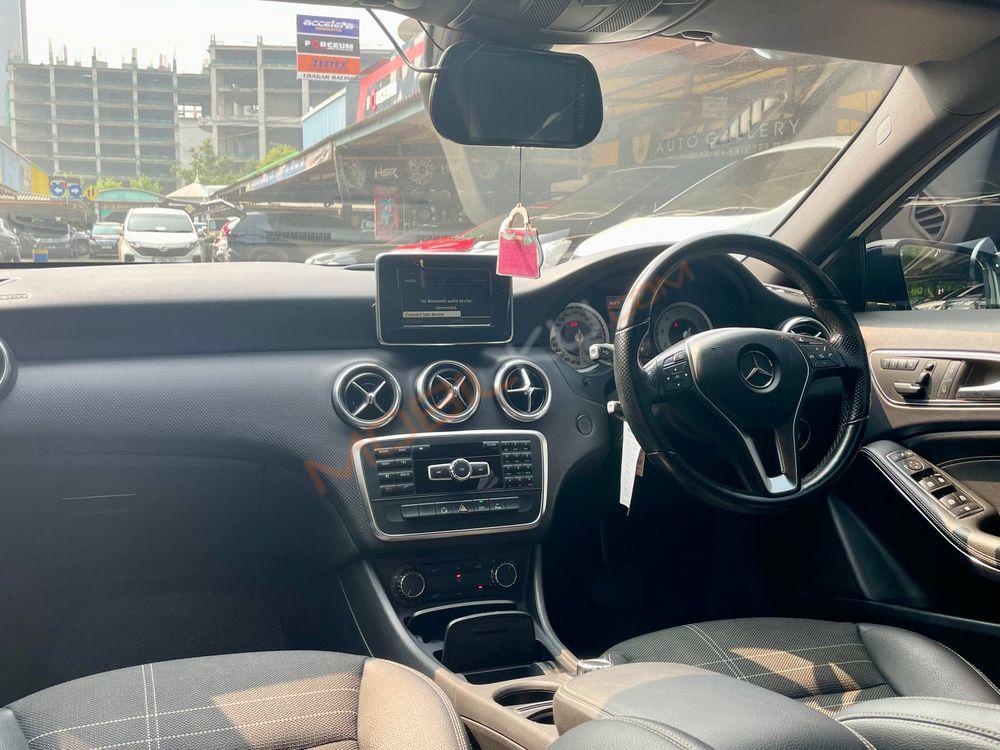 Mobil Mercedes-Benz A-Class 2013