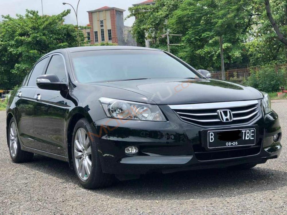 Mobil Honda Accord 2011