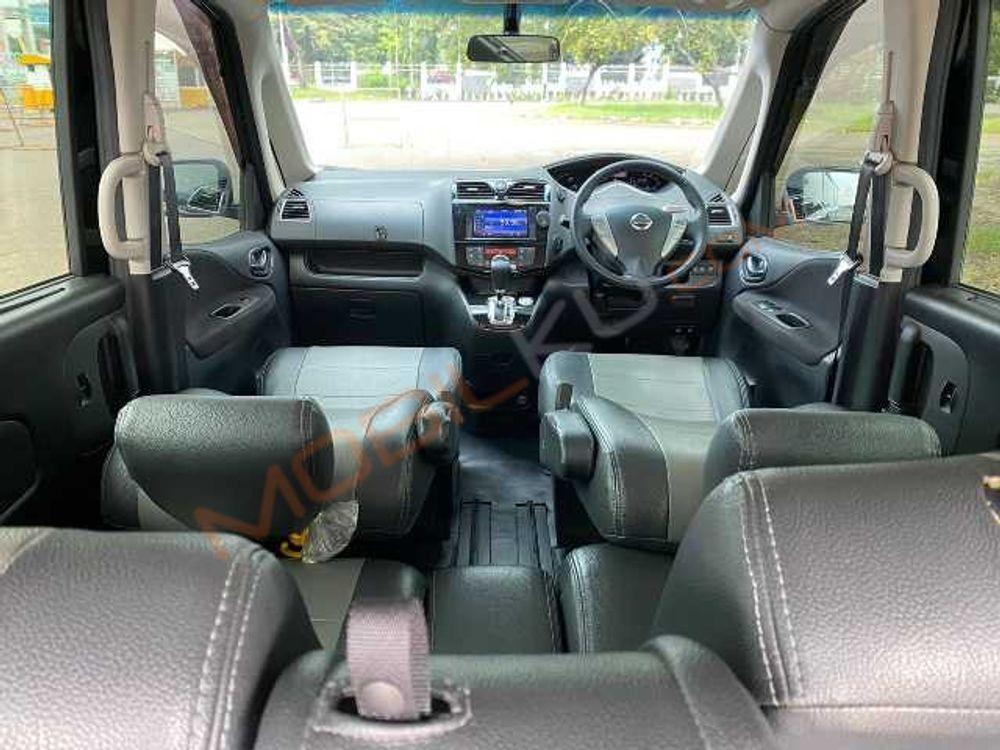 Mobil Nissan Serena 2017