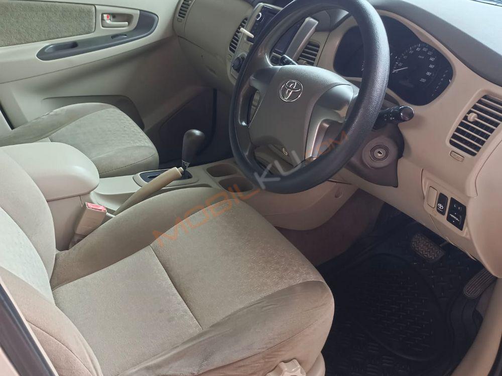 Mobil Toyota Kijang Innova 2013