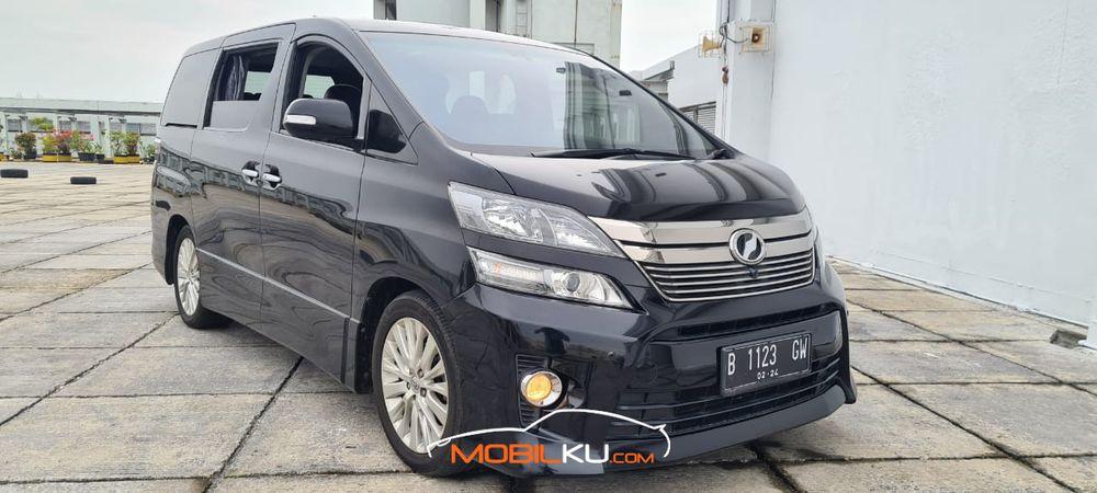 Mobil Toyota Vellfire 2013