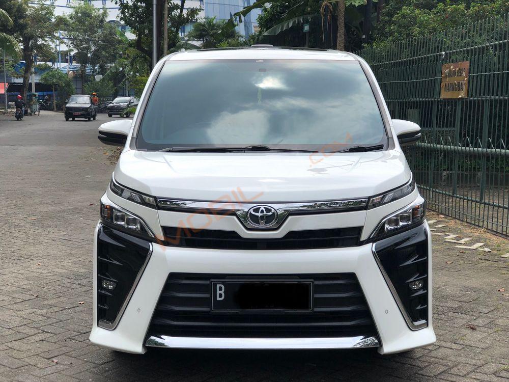 Mobil Toyota Voxy 2018