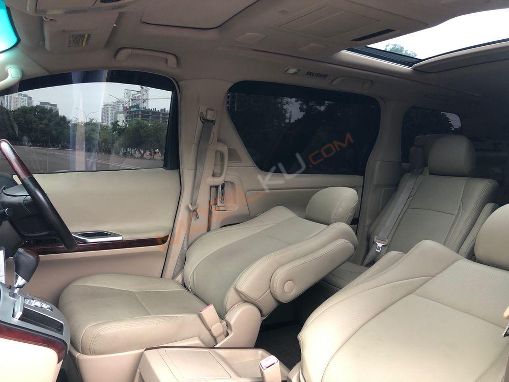 Mobil Toyota Vellfire 2010