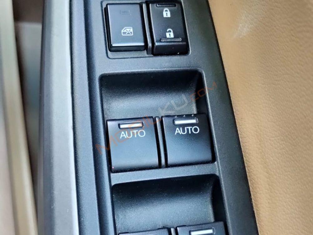 Mobil Honda Accord 2012