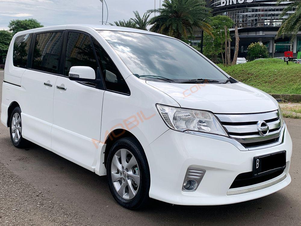 Mobil Nissan Serena 2014