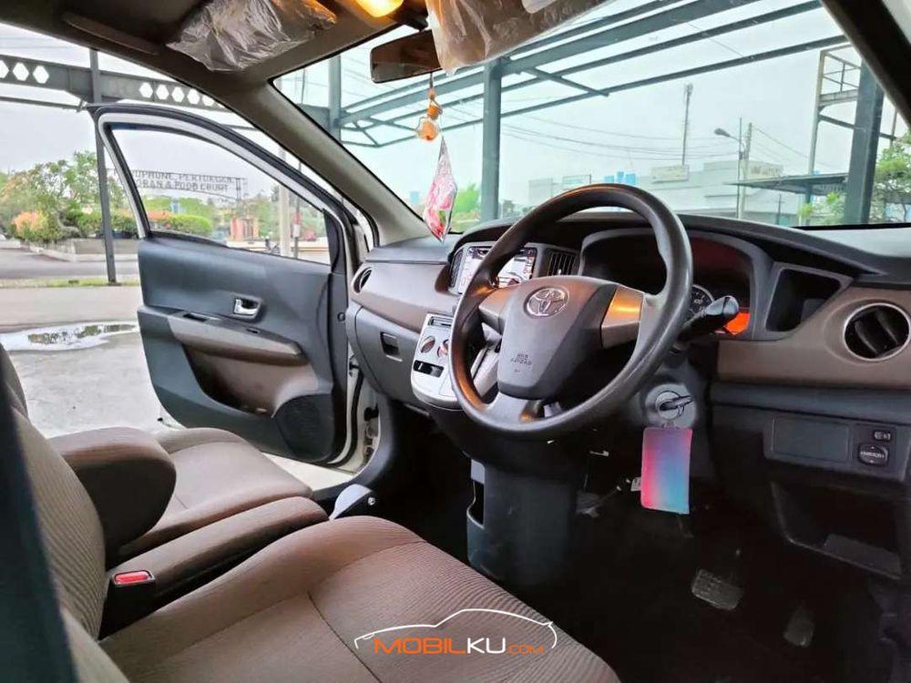 Mobil Toyota Calya 2016