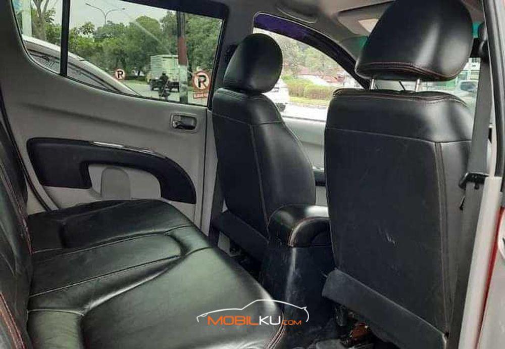 Mobil Mitsubishi Triton 2012