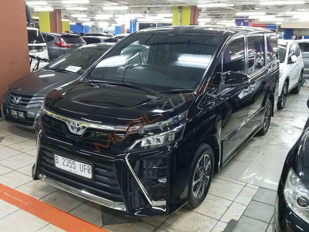 Mobil Toyota Voxy 2017