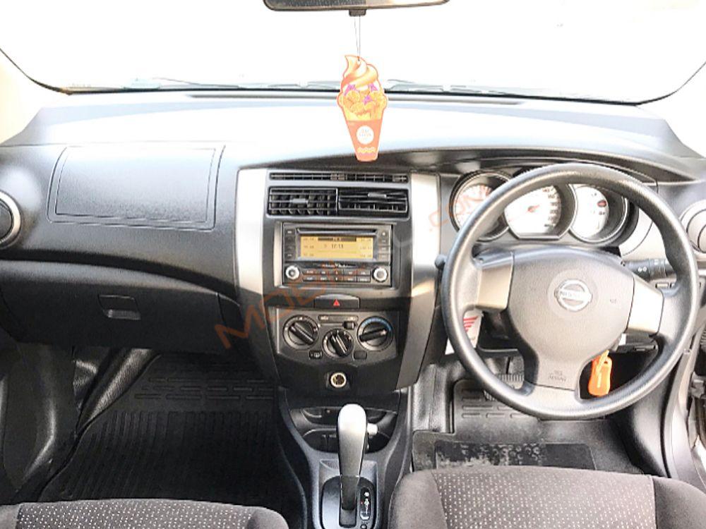 Mobil Nissan Grand Livina 2013