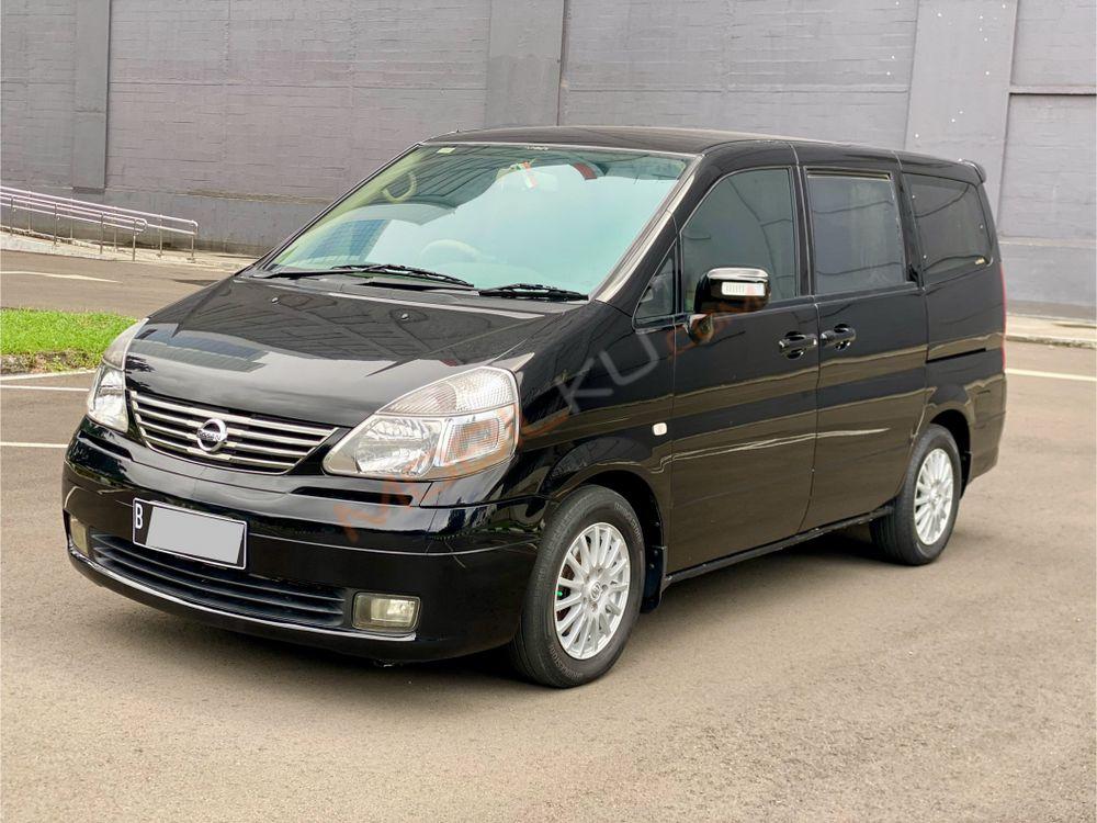 Mobil Nissan Serena 2011