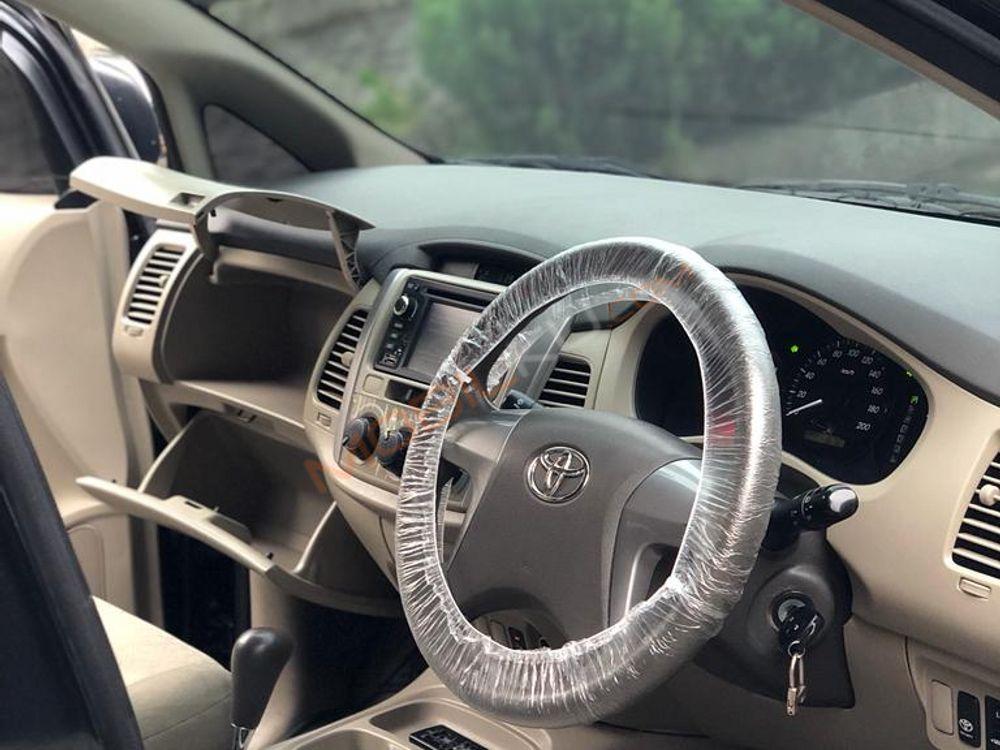 Mobil Toyota Kijang Innova 2012