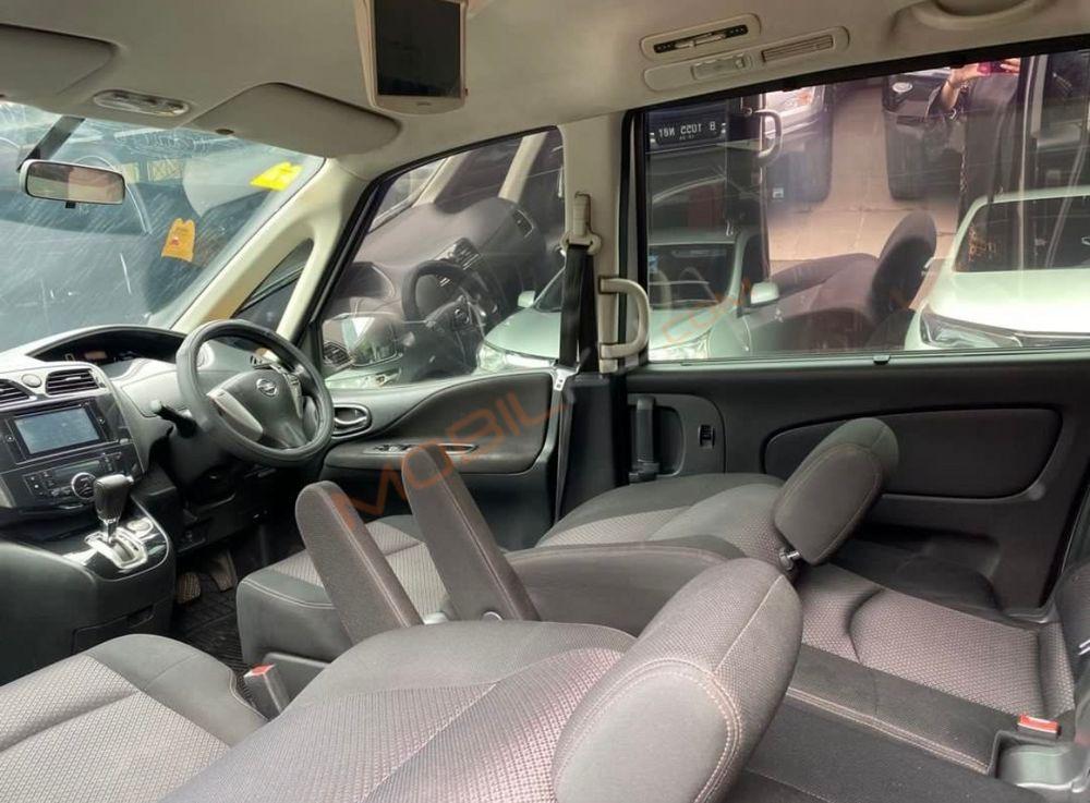 Mobil Nissan Serena 2013