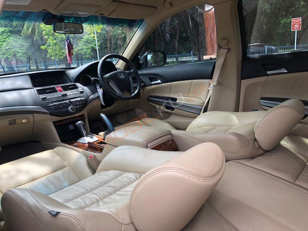 Mobil Honda Accord 2011