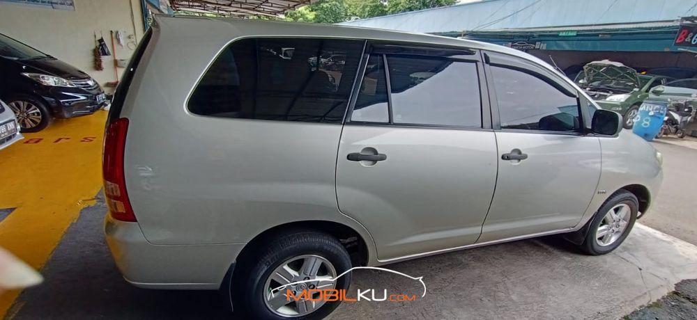 Mobil Toyota Kijang Innova 2006