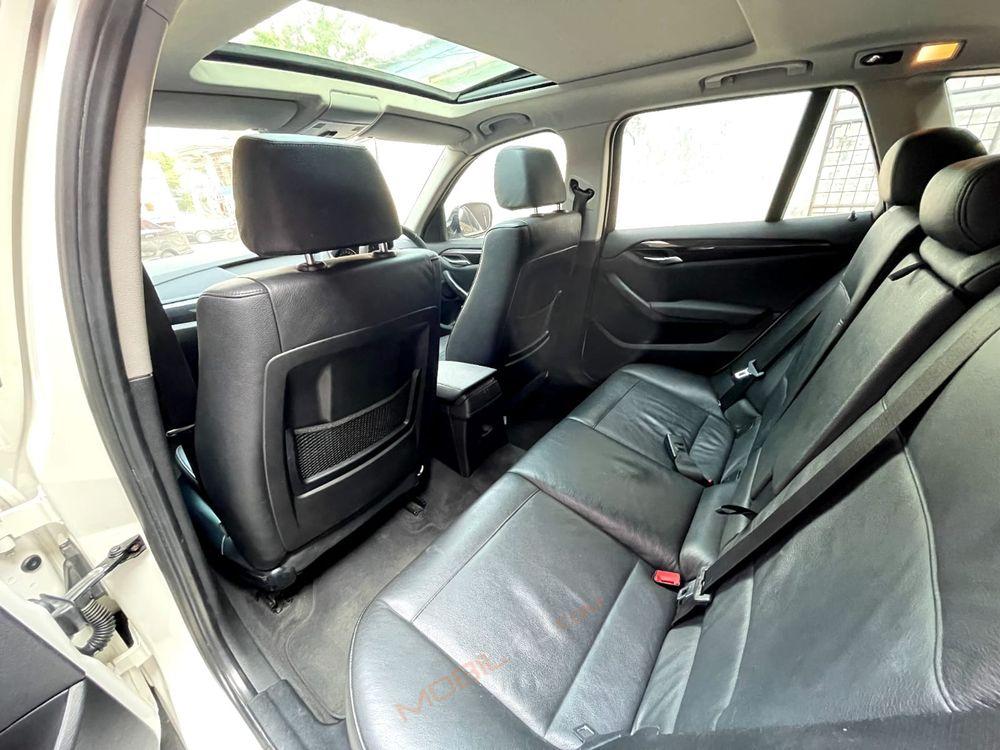 Mobil BMW X1 2012
