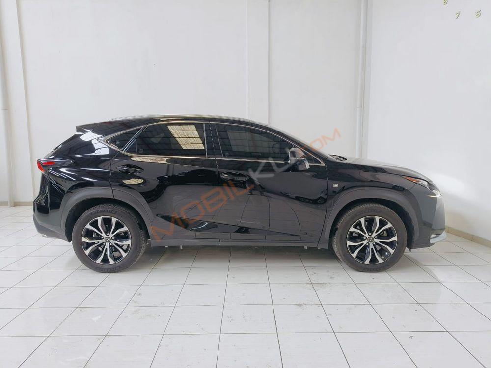 Mobil Lexus NX 2017