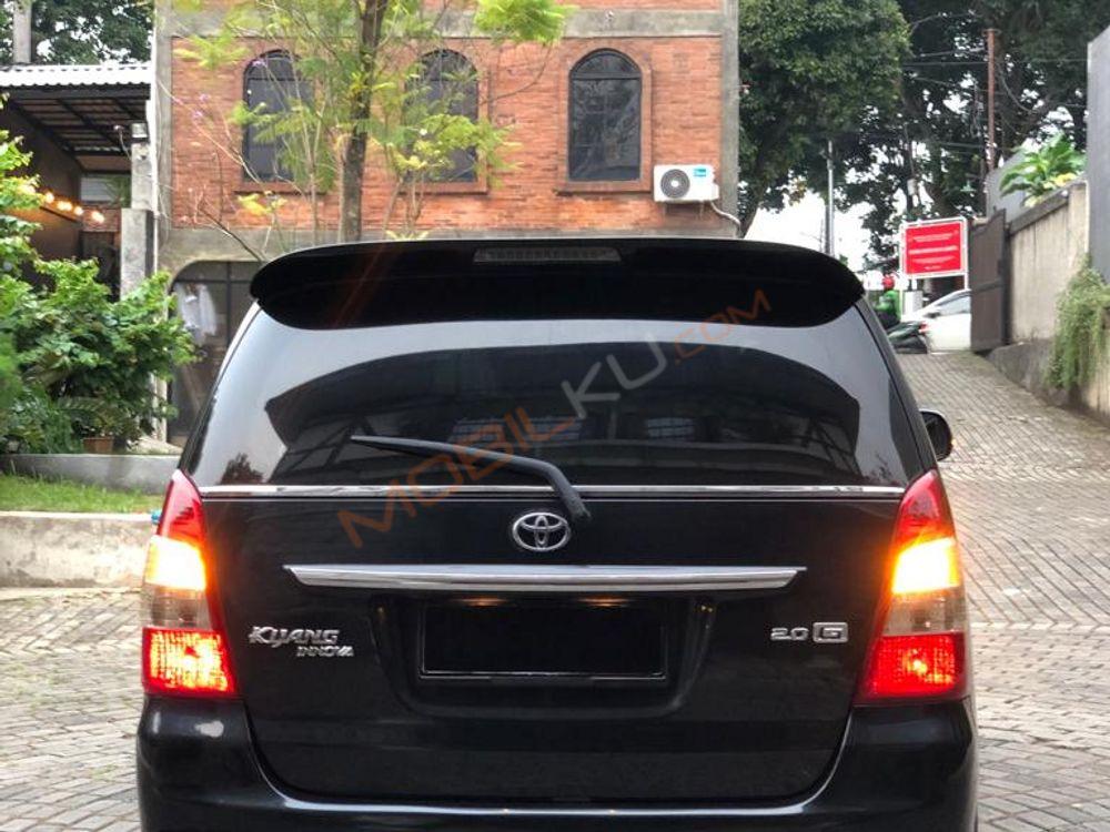 Mobil Toyota Kijang Innova 2012