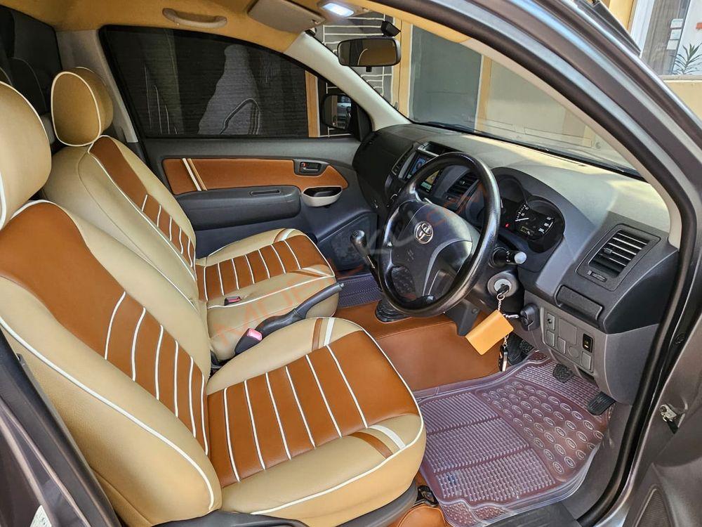 Mobil Toyota Hilux 2013