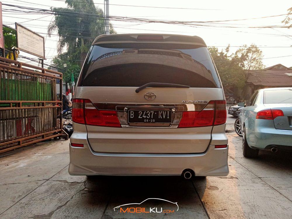 Mobil Toyota Alphard 2005