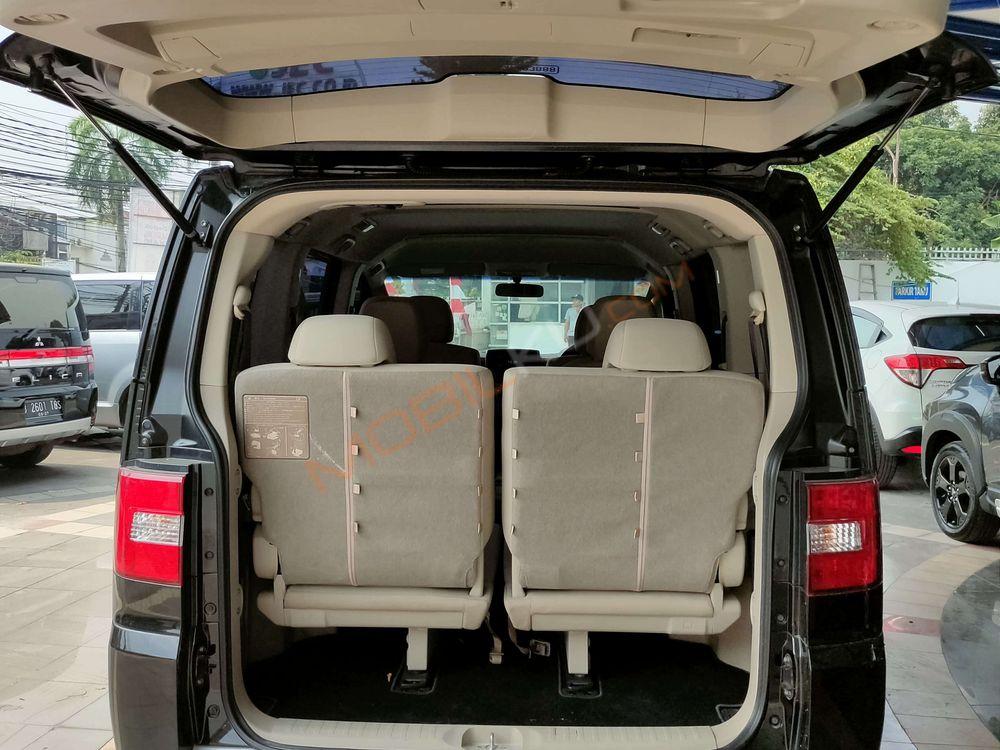 Mobil Mitsubishi Delica 2015